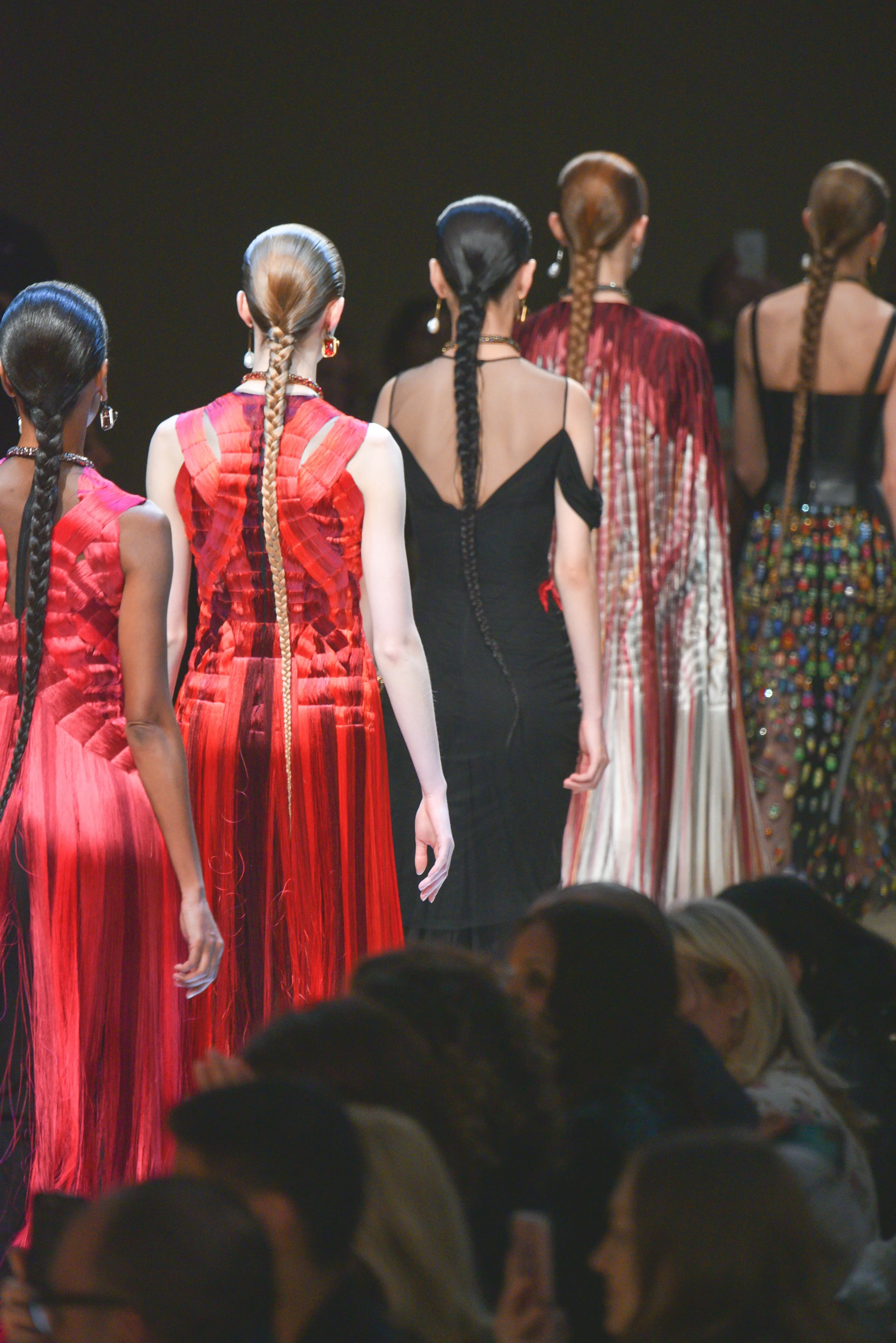 Pasarela, modelos de espaldas con trenzas